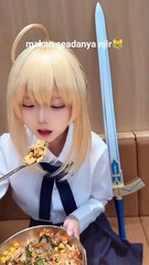 Saber eating Cosplay