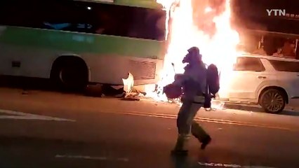 승용차가 주차된 버스 추돌해 화재...1명 부상 / YTN