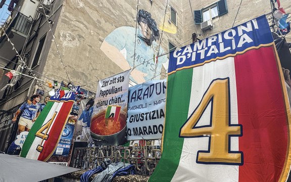 Scudetto Napoli: al murales di Maradona la festa non finisce mai
