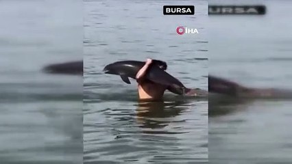 Bursa\'da yüzerken ölüsüyle karşılaştı, sırtına alıp kıyıya taşıdı