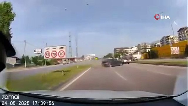 (BURSA) Lastiği patlayan otomobil, karşı şeride böyle geçti