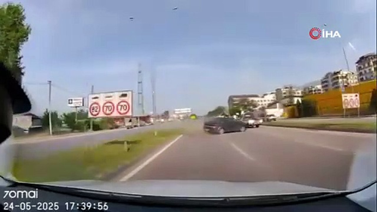 (BURSA) Lastiği patlayan otomobil, karşı şeride böyle geçti