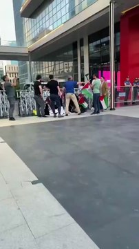 Burası gâvur memleketi değil, Türkiye! Alçak İsrail’i protesto eden hanımı, yerlerde böyle sürükledi! Bu hadsiz, polis müdürü değil, olsa olsa siyonist düdüğü olur