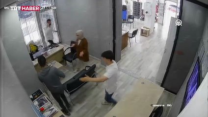 Boğazına erik kaçtı, heimlich manevrasıyla kurtuldu