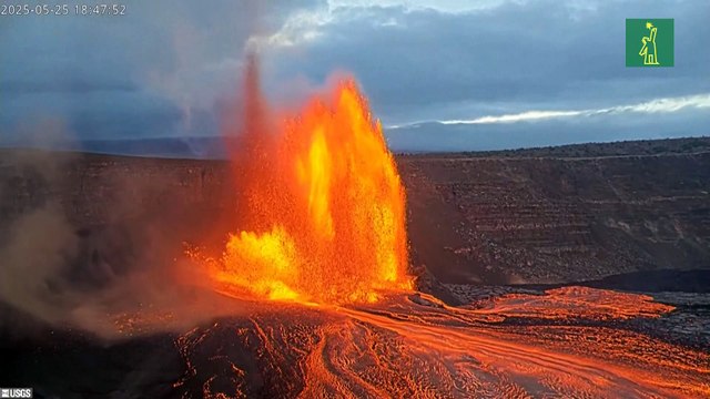 El volcán Kilauea en Hawái lanza espectaculares chorros de lava