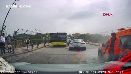 Bıçaklı saldırgana yangın tüpüyle müdahale: O anlar kamerada