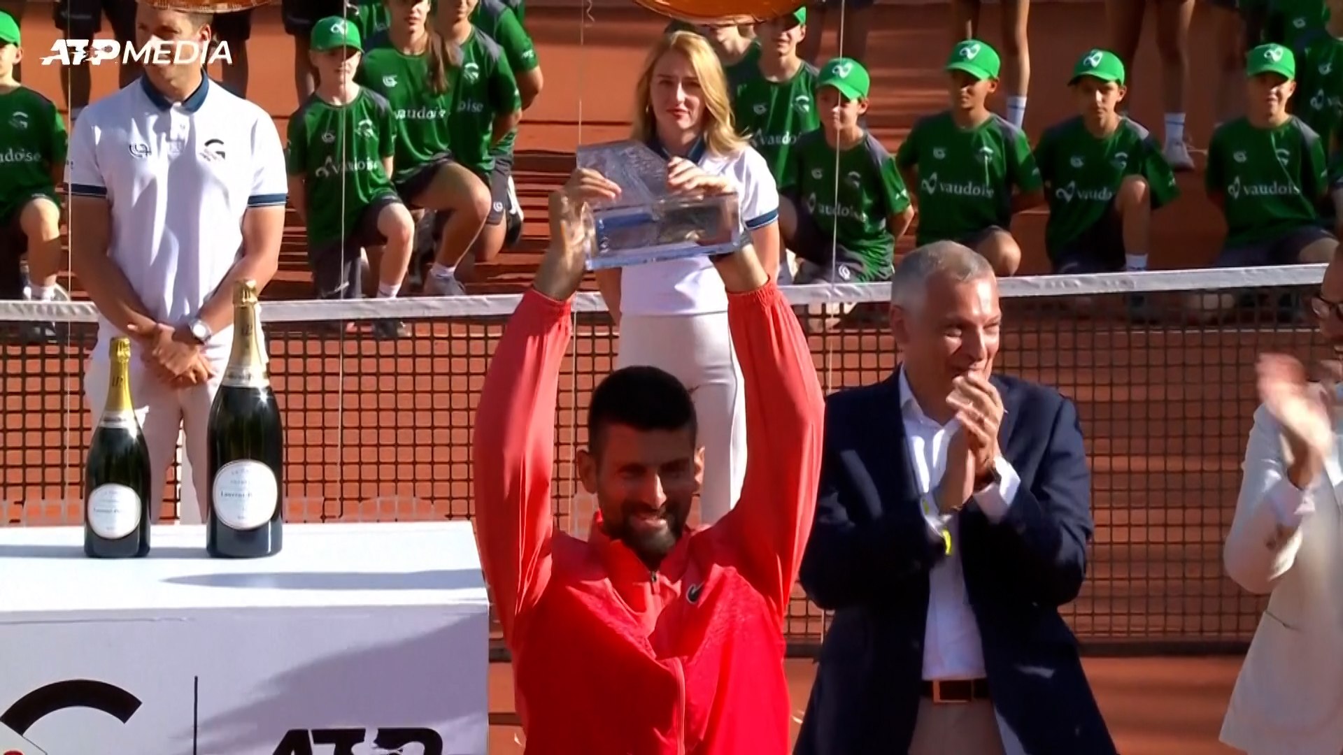 Djokovic levanta el título 100 en Ginebra y le roba otro récord a