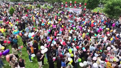 Kanseri yenen küçük Asaf’ın balonları gökyüzünde! "Bizim fazla çevremiz yok" diye seslenen babanın çağrısını duyan binlerce vatandaş akın etti…