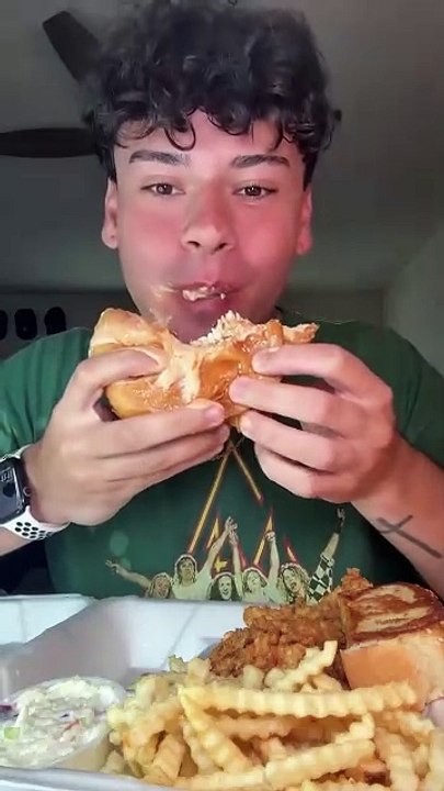 Follow for more ASMR videos🌮🍟 Credits: @dylaneatss_ #mukbang #asmr #fastfood #asmreating