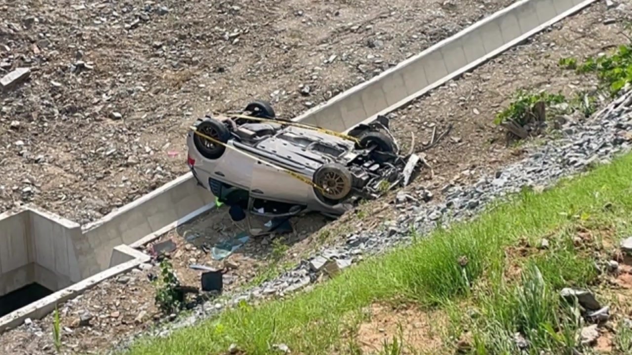 완주에서 15m 아래로 승용차 추락...운전자 목 부상 / YTN