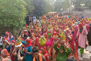 कलश यात्रा में उमड़े श्रद्धालु, झांकी रही आकर्षण का केन्द्र ... देखें वीडियो ...