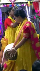 ইশারায় বোঝাতে চাইল দারুণ একটা নাচ