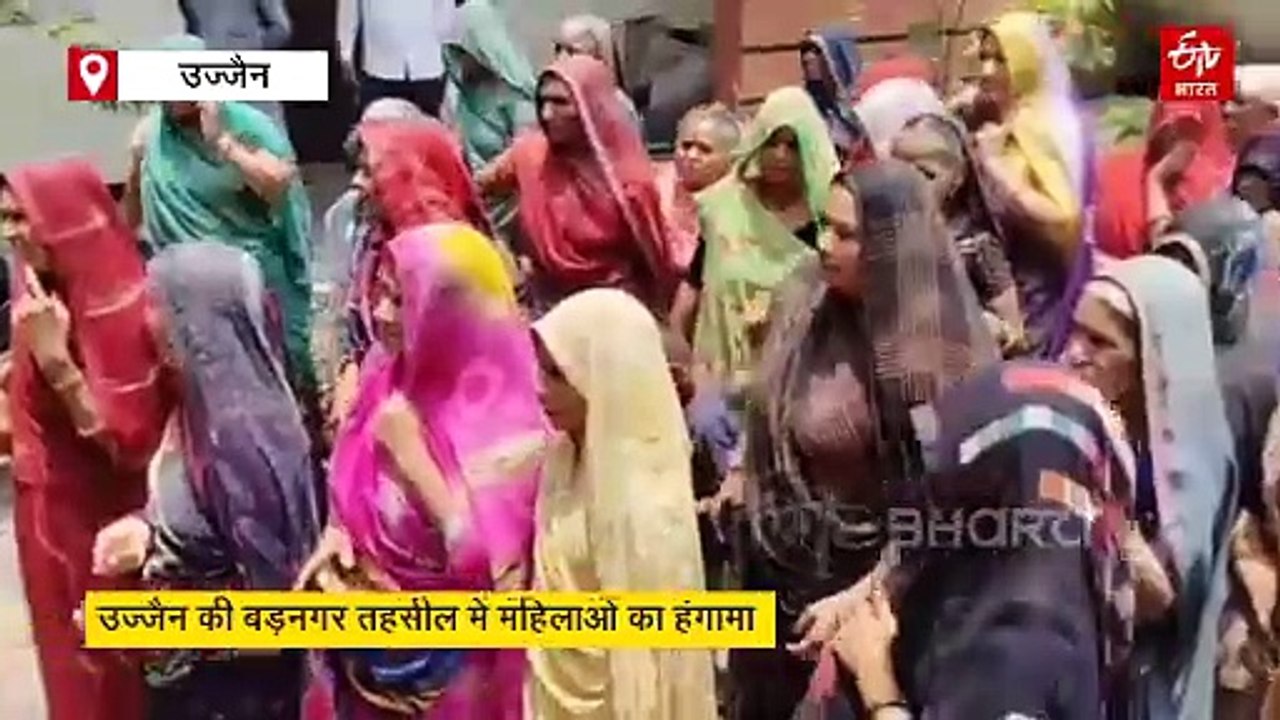 पंचायत में महिलाओं ने जमकर काटा गदर, हवा में उड़ाईं कुर्सियां-टेबल