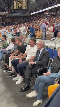 Luka Doncic viendo al Real Madrid junto a Florentino Pérez