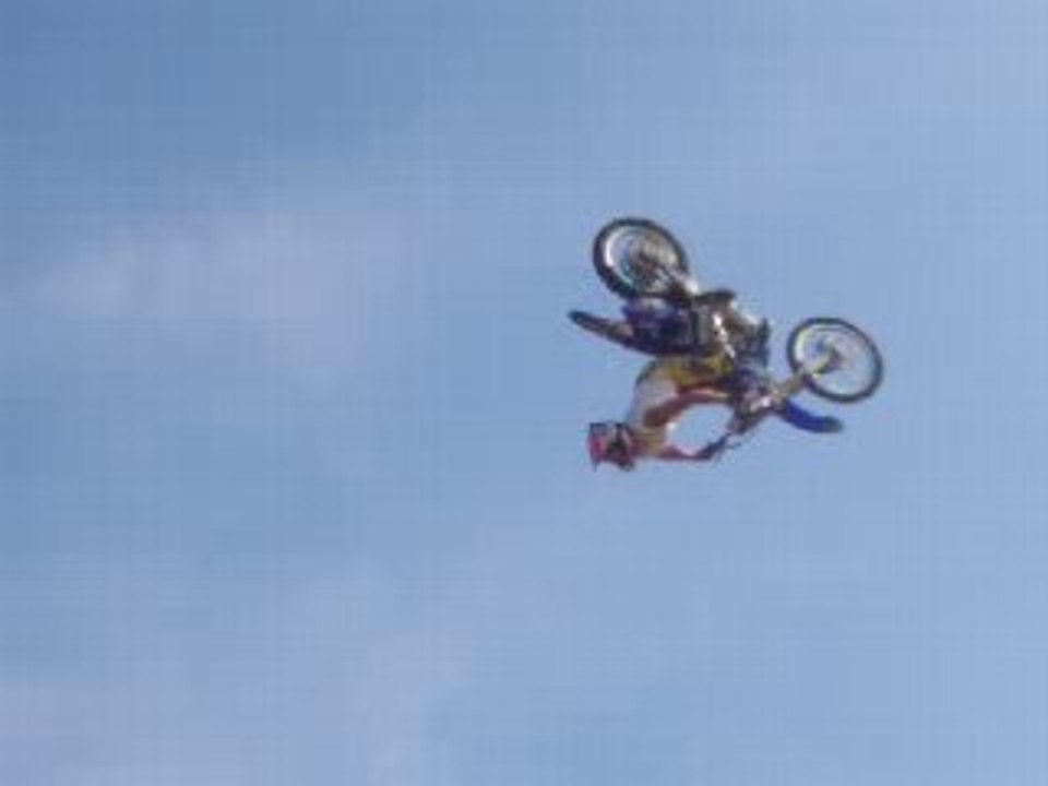 back flip en moto a magny court