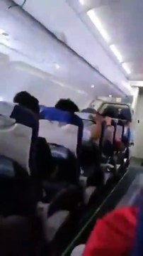 Un avion traverse un orage de grêle... impressionnant