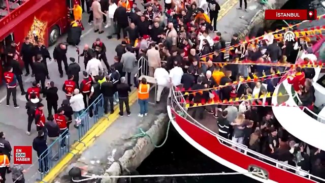 Galatasaray takımı tekne turu ile taraftarlarıyla buluştu
