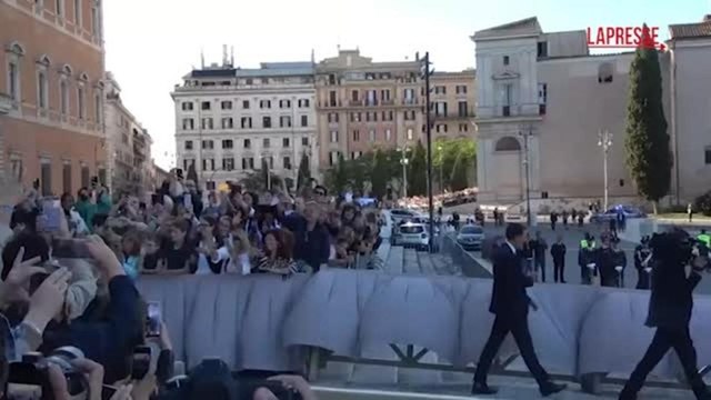 Papa Leone XIV sulla papamobile dopo l'insediamento