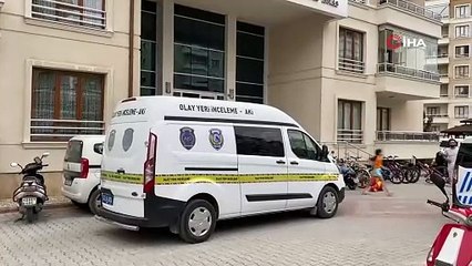 Karısını bıçaklayarak öldürüp başında bekledi