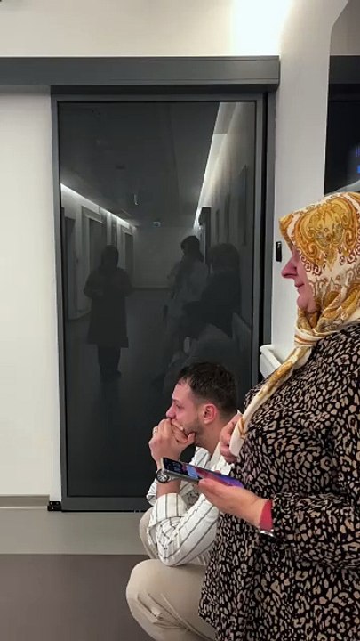 Çocuğunu ilk defa gören babanın döktüğü mutluluk gözyaşları 🥲