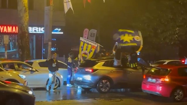 Fenerbahçe Beko şampiyon oldu, taraftarlar sokaklara döküldü
