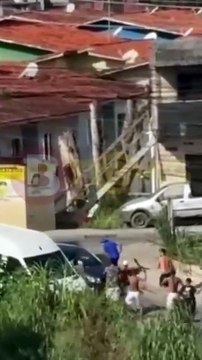 Torcidas de Bahia e Vitória formam confusão generalizada na Mata Escura