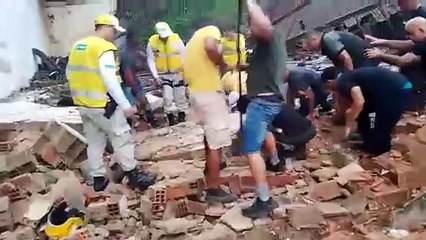 Trabalhador é resgatado de escombros de galpão