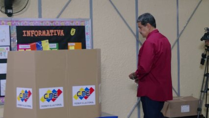 NICOLÁS MADURO realiza su VOTO en VENEZUELA para la ELECCIÓN de la ASAMBLE NACIONAL