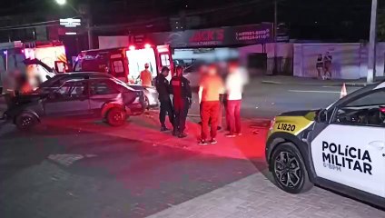 Escort fica destruído em forte batida contra HR-V na Avenida Carlos Gomes