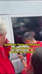 Gente del América llega al Estadio Nemesio Diez entre abucheos, silbidos y gritos de 'ratero'.