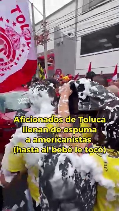 Aficionados del Toluca llenaron de espuma a unos americanistas que iban pasando cerca del Nemesio Diez.