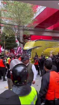 En medio de un caos, así llegó el camión del América al Estadio Nemesio Diez. El autobús del Tricampeón acabó lleno de espuma.