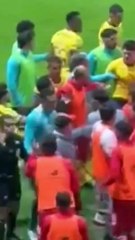 SE CALENTARON LOS ÁNIMOS Jugadores de América y Toluca se van a los manotazos luego de una fuerte entrada sobre Fidalgo.