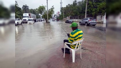 Una laguna en la avenida Charles de Gaulle