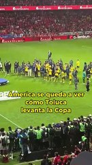 Desconsolados   A pesar de haber sido tricampeones, los jugadores se muestran visiblemente decaídos.