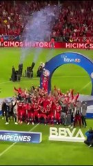 EL MOMENTO MÁS DULCE   Alexis Vega levanta el trofeo y el Nemesio Diez explota en júbilo.