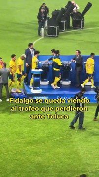 América pasa a recoger la medalla de subcampeón. Atención a la mirada de Álvaro Fidalgo hacia el trofeo de la Liga MX.
