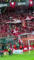 UNA LOCURA   Alexis Vega fue a llevarle el título a la afición del Toluca luego de la premiación. ¡El mejor momento de su familia!