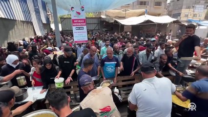İsrail saldırısı ve ambargosu altındaki Gazze'deki Filistinlilere sıcak yemek dağıtıldı