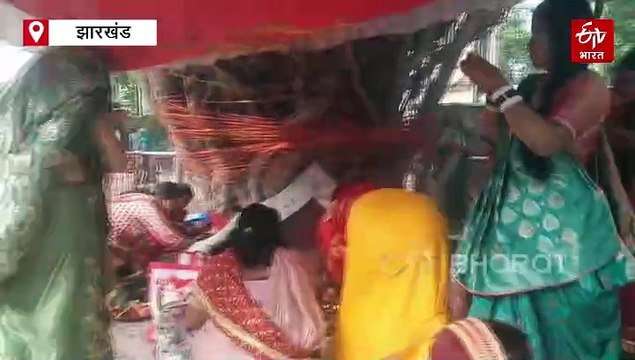 पति की लंबी आयु के लिए वट वृक्ष की पूजा, सुहागिन महिलाओं ने रखा निर्जला उपवास