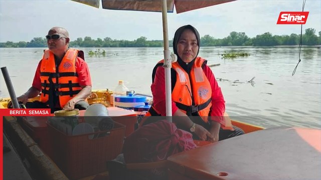 Suami isteri berniaga dalam perahu, jual makanan buat kaki pancing