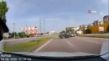 Lastiği patlayan otomobil karşı şeride uçtu