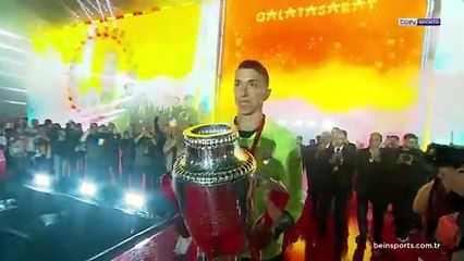 Şampiyon Galatasaray kupasına kavuştu!