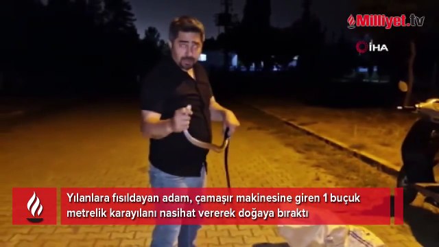 Çamaşır makinesinde yılan avı! Metrelerce uzunlukta, elleriyle çıkardı
