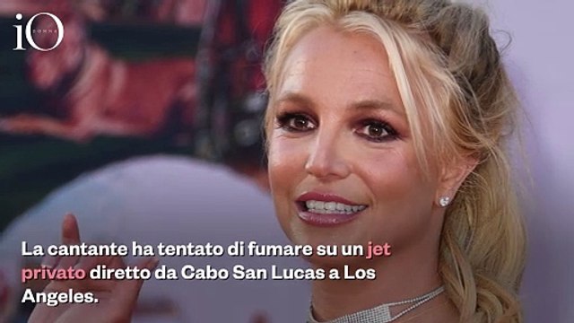 Britney Spears accende una sigaretta in volo: «Pensavo si potesse fumare!»