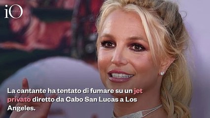 Britney Spears accende una sigaretta in volo: «Pensavo si potesse fumare!»