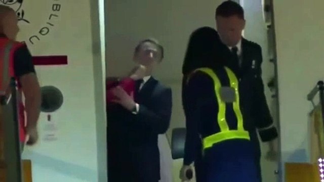 Emmanuel Macron a-t-il été giflé par Brigitte à bord de l'avion présidentiel ? Face aux images et au buzz sur les réseaux, l'Elysée évoque un simple chahut - VIDEO