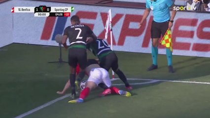 Lío en Portugal: dura agresión a Belotti sin respuesta del VAR y polémica en la celebración