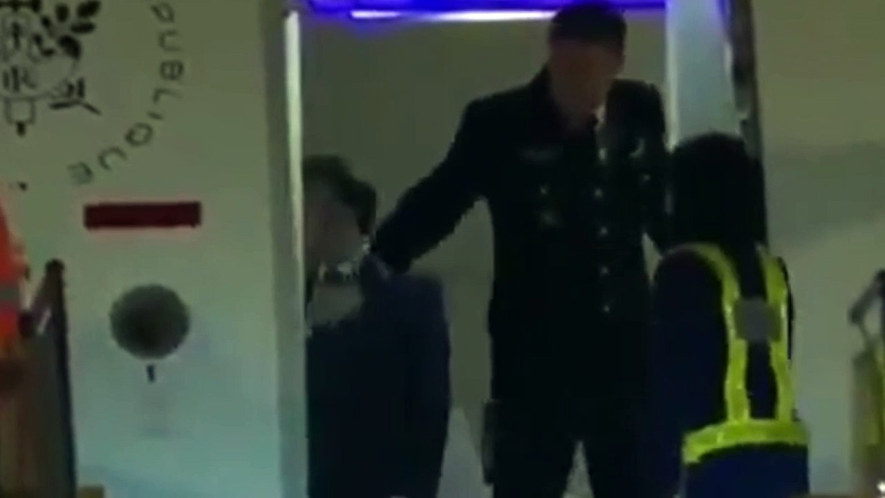 Macron eşinden tokat yedi