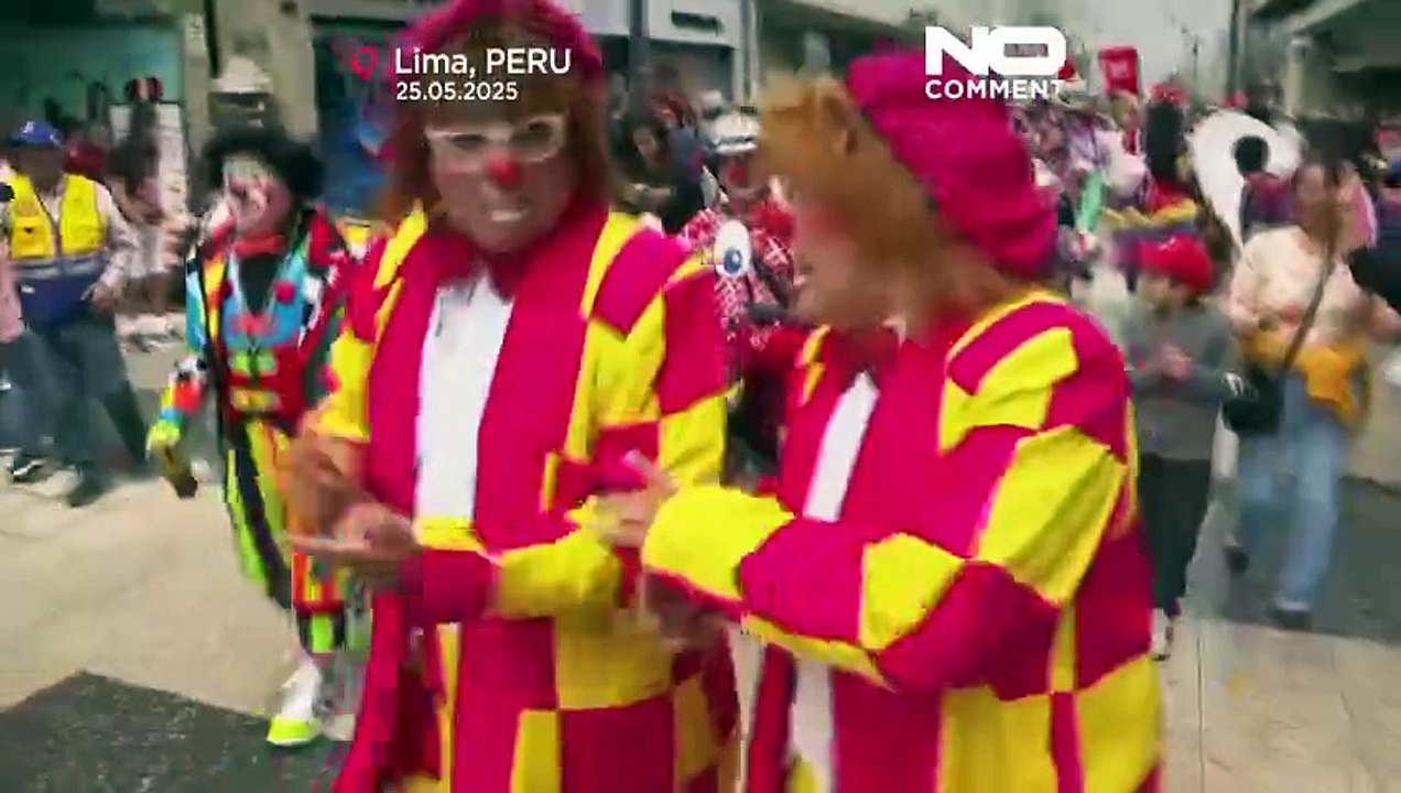 NO COMMENT: Narices rojas y zapatos grandes llenan las calles de Lima por el Día del Payaso